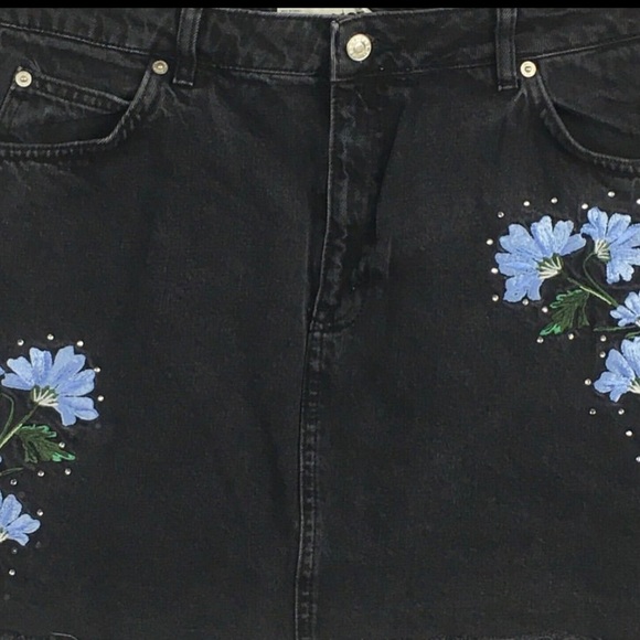 Grey faded black skirt by Topshop embroidered with gem detailing frayed edges - Picture 3 of 6